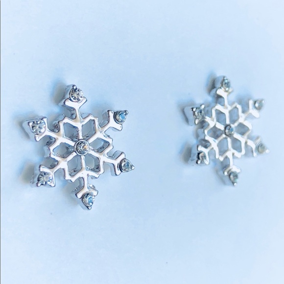 Holiday Christmas Silver Snowflake Stud Earrings Winter Snow Women's Jewelry - Picture 3 of 4